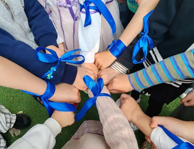 蓝丝带一片紫藤花一次温暖相遇交融教育不止于课堂 蓝丝带一片紫藤花一次温暖相遇交融教育不止于课堂